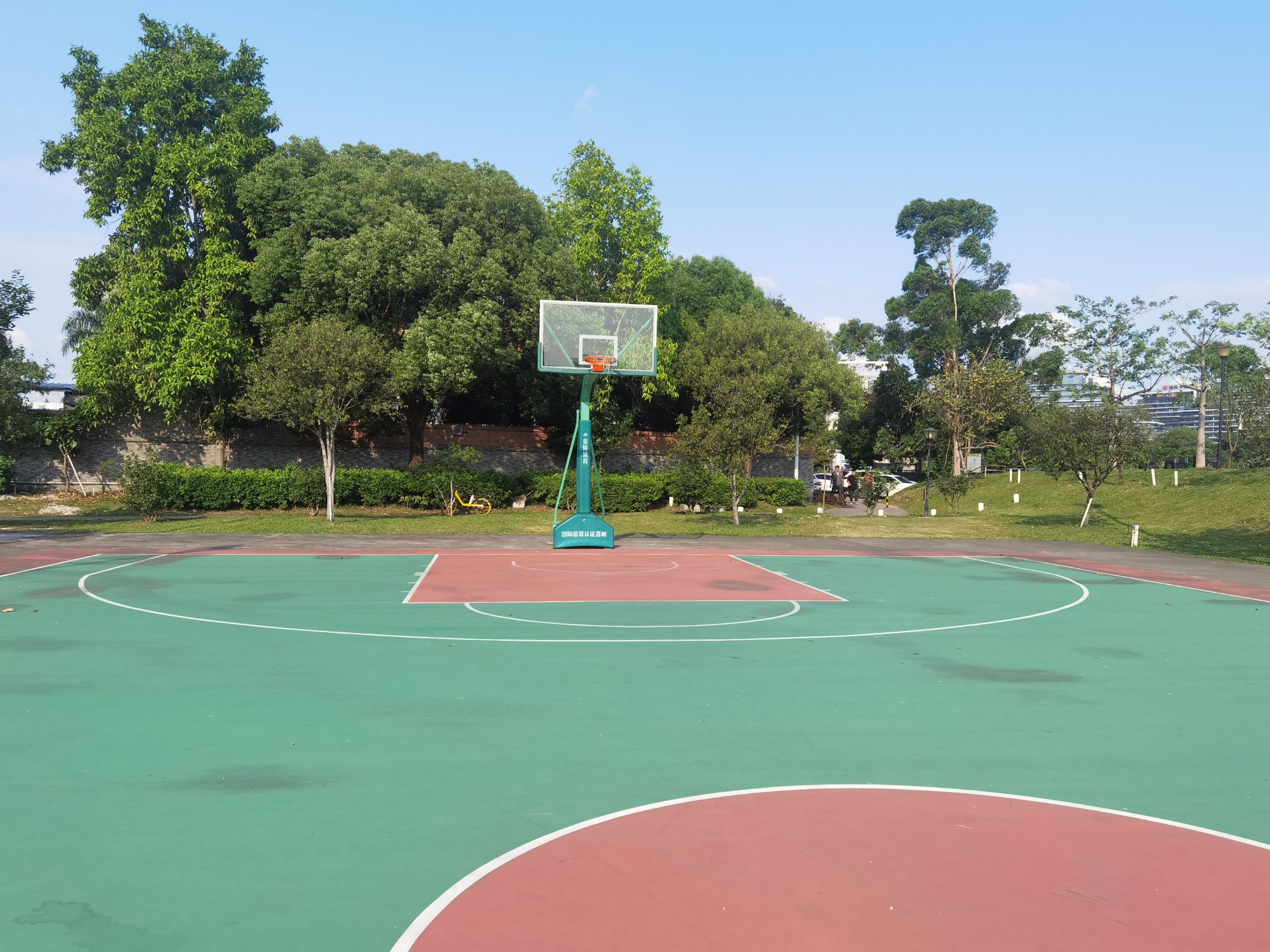 万江街道新和社区帮凹篮球场